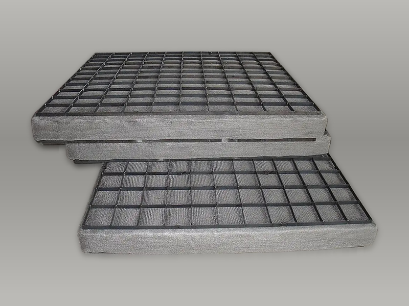 Rectangular demister pads with grating