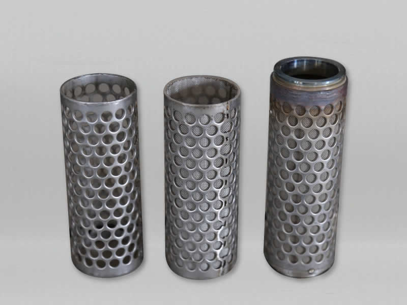 Perforated tubes with an inner filtration mesh layer