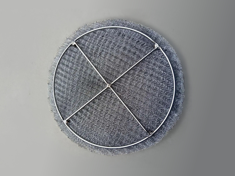 Single demister pad with round bar grating
